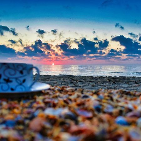 Апартаменты Sunrise By The Sea Констанца Экстерьер фото